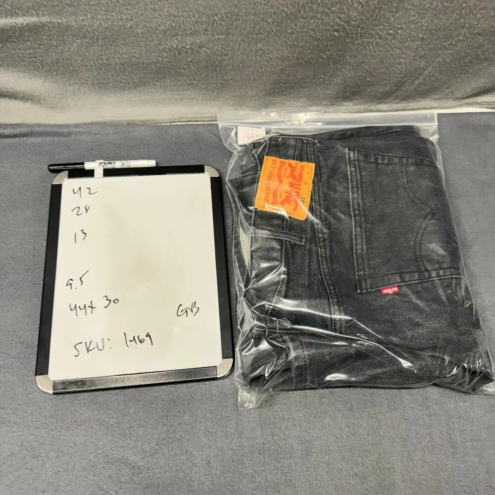 Levi's 501 Jeans Mens 44x30 (42x28 ACTUAL) Button Fly Grayish Blue Denim‎